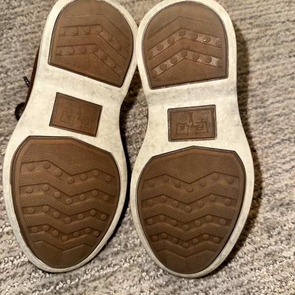 Boys Dress Shoes. Size 9 - Picture 4 of 5